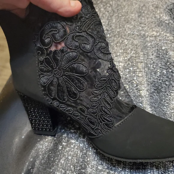 HOST PICK**BLACK ANKLE BOOTIES - Picture 7 of 8